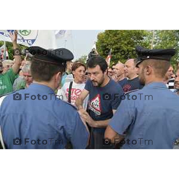 Filago, Salvini ritorna alla palestra che ha accolto i profughi e un gruppo dei centri sociali non autorizzato provoca scompiglio e scaramucce con la polizia