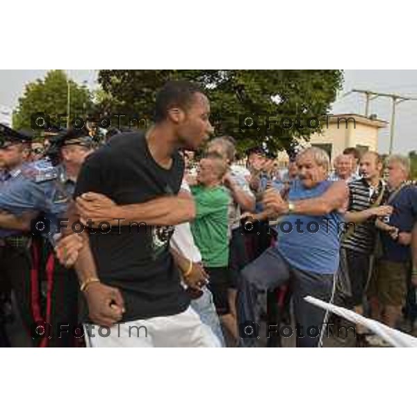 Filago, Salvini ritorna alla palestra che ha accolto i profughi e un gruppo dei centri sociali nella foto i tentativi di contatto con gli antagonisti