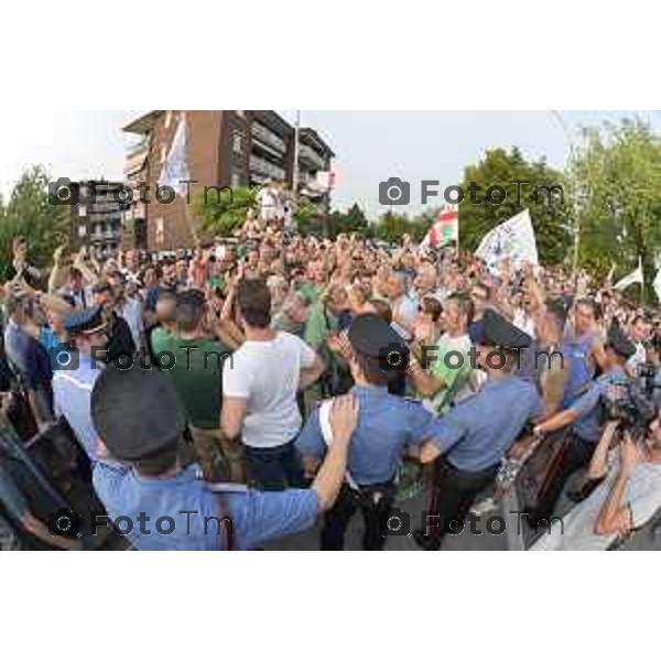 Filago, Salvini ritorna alla palestra che ha accolto i profughi e un gruppo dei centri sociali non autorizzato provoca scompiglio e scaramucce con la polizia