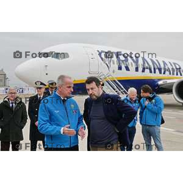 Foto Tiziano Manzoni/LaPresse Bergamo Italia Cronaca 06-03-2023 Aaeroporto di Milano Bergamo,presentazione nuovo hangar Ryanair, che nell’occasione celebrerà il ventennale della sua base operativa Emilio Bellingardi, Eddi Wilson Ad DAC, Govanni Sanga, Manuel Bentoglio, Michael O’Leary, Neil Sorahan