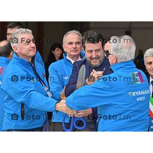 Foto Tiziano Manzoni/LaPresse Bergamo Italia Cronaca 06-03-2023 Aaeroporto di Milano Bergamo,presentazione nuovo hangar Ryanair, che nell’occasione celebrerà il ventennale della sua base operativa Emilio Bellingardi, Eddi Wilson Ad DAC, Govanni Sanga, Manuel Bentoglio, Michael O’Leary, Neil Sorahan Matteo Salvini