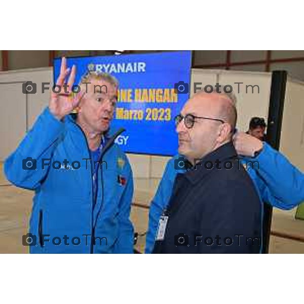 Foto Tiziano Manzoni/LaPresse Bergamo Italia Cronaca 06-03-2023 Aaeroporto di Milano Bergamo,presentazione nuovo hangar Ryanair, che nell’occasione celebrerà il ventennale della sua base operativa Emilio Bellingardi, Eddi Wilson Ad DAC, Govanni Sanga, Manuel Bentoglio, Michael O’Leary, Neil Sorahan