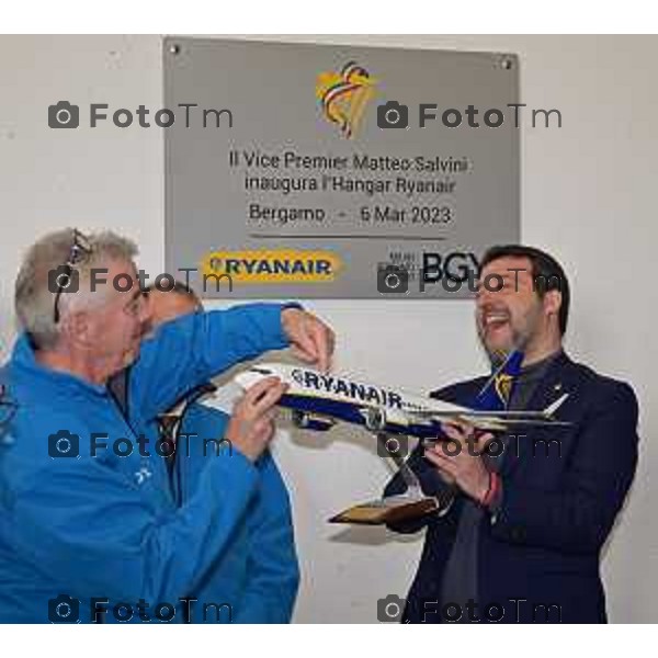 Foto Tiziano Manzoni/LaPresse Bergamo Italia Cronaca 06-03-2023 Aaeroporto di Milano Bergamo,presentazione nuovo hangar Ryanair, che nell’occasione celebrerà il ventennale della sua base operativa Emilio Bellingardi, Eddi Wilson Ad DAC, Govanni Sanga, Manuel Bentoglio, Michael O’Leary, Neil Sorahan