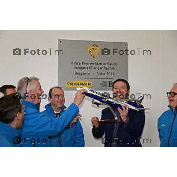 Foto Tiziano Manzoni/LaPresse Bergamo Italia Cronaca 06-03-2023 Aaeroporto di Milano Bergamo,presentazione nuovo hangar Ryanair, che nell’occasione celebrerà il ventennale della sua base operativa Emilio Bellingardi, Eddi Wilson Ad DAC, Govanni Sanga, Manuel Bentoglio, Michael O’Leary, Neil Sorahan