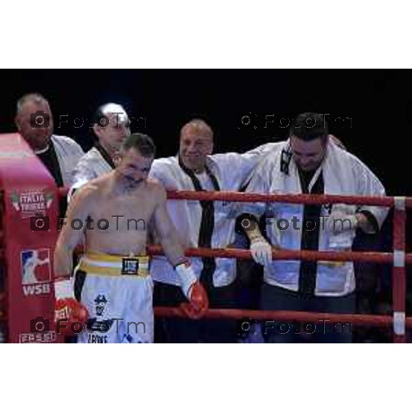 Il pugile di Ponte San Pietro da l’addio al ring nell’incontro tra superwelter con Gianmario Grassellini, perugino di Gubbio, 37 anni, organizzata dalla Bergamo Boxe all’Italcementi.