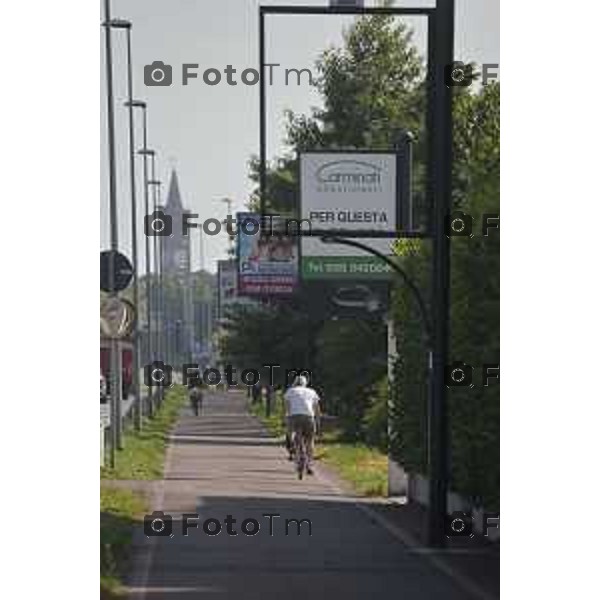 Treviglio pista ciclabile in via Bergamo istallazione cartelli pubblciitari pericolosi