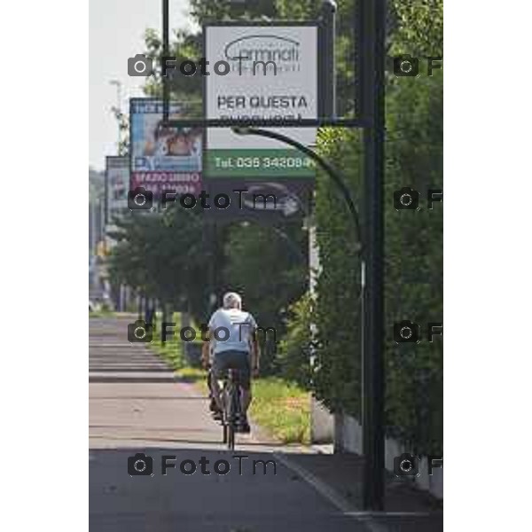 Treviglio pista ciclabile in via Bergamo istallazione cartelli pubblciitari pericolosi