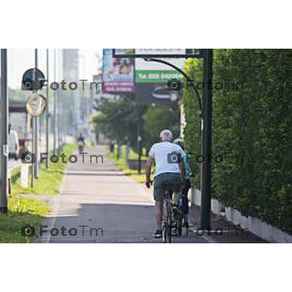 Treviglio pista ciclabile in via Bergamo istallazione cartelli pubblciitari pericolosi