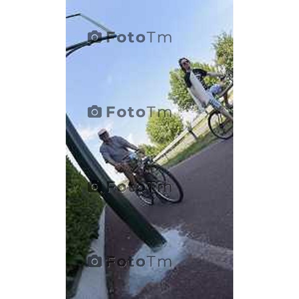 Treviglio pista ciclabile in via Bergamo istallazione cartelli pubblciitari pericolosi