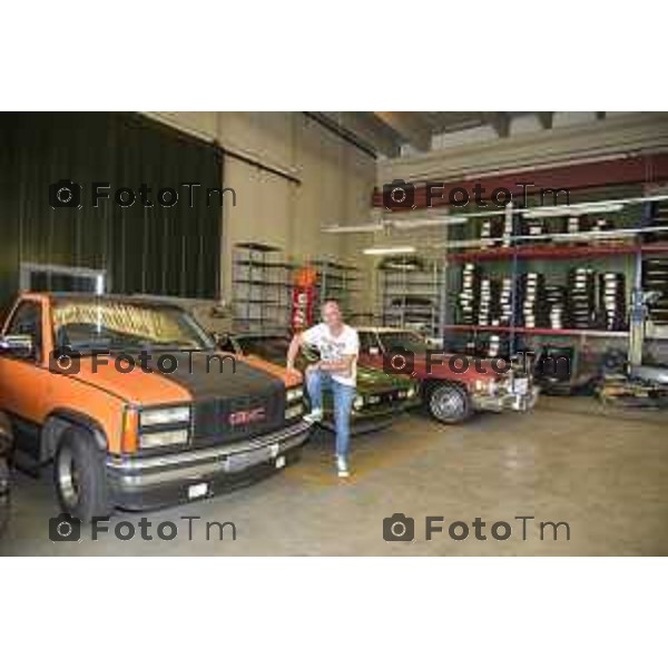 Vito Pavone titolare del centro estetico dell\'auto nella foto Vito Pavone posa con le sue auto da collezzione