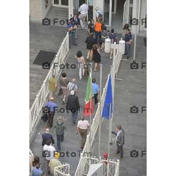 Bergamo Tribunale esterno udienza in corte d\'assisi Bossetti omicidio Yara Gambirasio nella foto la ressa mediatica