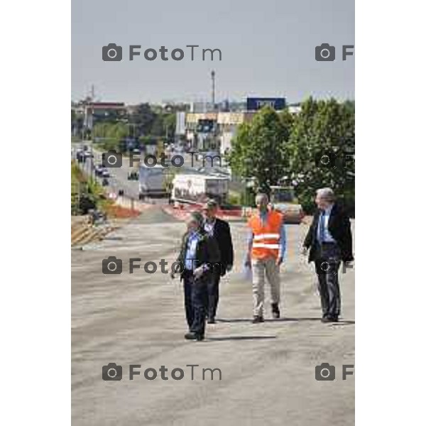 Treviglio sopraluogo nuova variante e cavalcavia pe linea Alta Velocità/Alta Capacità Treviglio - Brescia nella foto Giuseppe Prevedini Ettore Pirovano e Beppe Pezzoni con i funzionari della Cepavdue che illustrano gli avanzamenti lavori