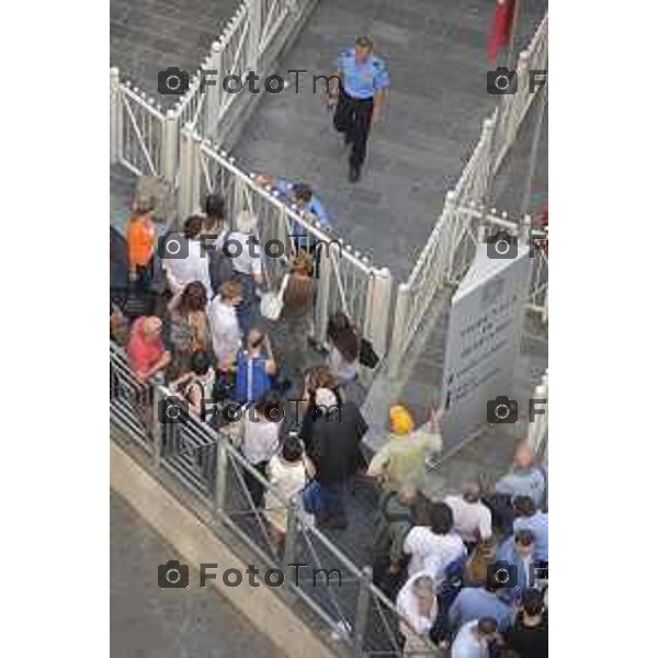 Bergamo Tribunale esterno udienza in corte d\'assisi Bossetti omicidio Yara Gambirasio nella foto la ressa mediatica