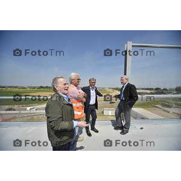 Treviglio sopraluogo nuova variante e cavalcavia pe linea Alta Velocità/Alta Capacità Treviglio - Brescia nella foto Giuseppe Prevedini Ettore Pirovano e Beppe Pezzoni con i funzionari della Cepavdue che illustrano gli avanzamenti lavori