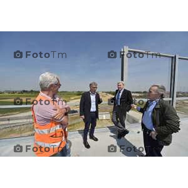 Treviglio sopraluogo nuova variante e cavalcavia pe linea Alta Velocità/Alta Capacità Treviglio - Brescia nella foto Giuseppe Prevedini Ettore Pirovano e Beppe Pezzoni con i funzionari della Cepavdue che illustrano gli avanzamenti lavori