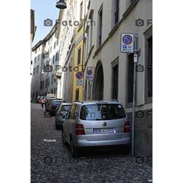 Bergamoparcheggio selvaggio in via S.Alessandro Alta