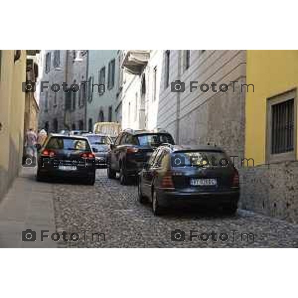 Bergamoparcheggio selvaggio in via S.Alessandro Alta