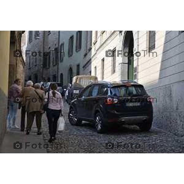 Bergamoparcheggio selvaggio in via S.Alessandro Alta