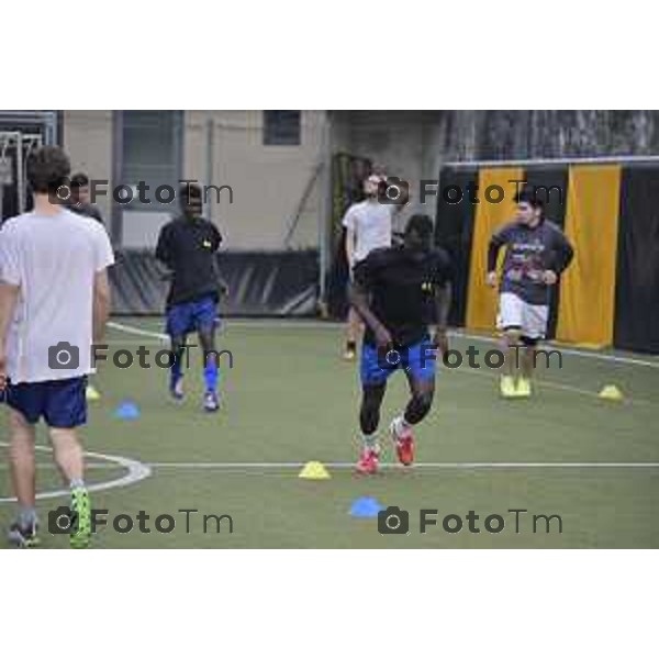 Sedrina Rifugiati impegnati in attivita calcistica nella foto