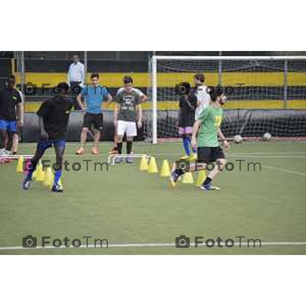 Sedrina Rifugiati impegnati in attivita calcistica nella foto