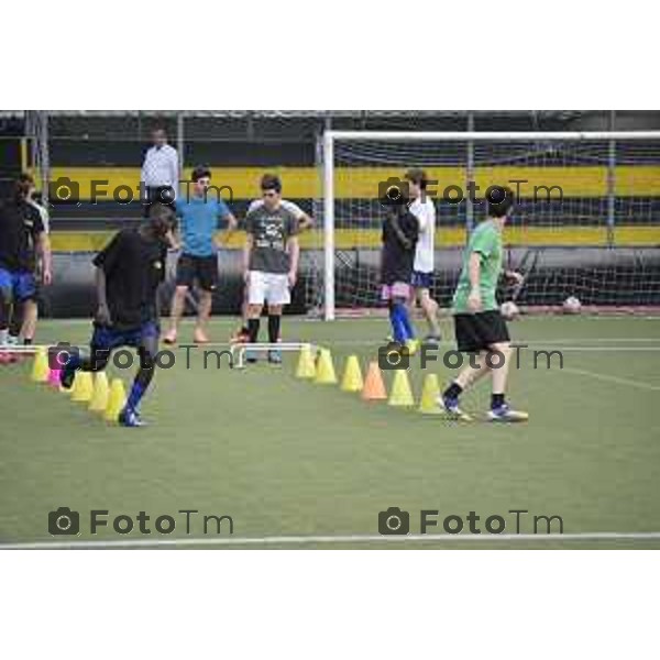 Sedrina Rifugiati impegnati in attivita calcistica nella foto