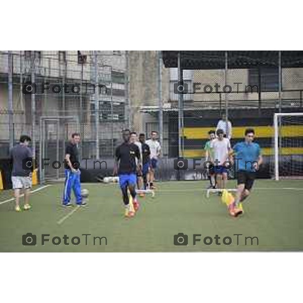 Sedrina Rifugiati impegnati in attivita calcistica nella foto