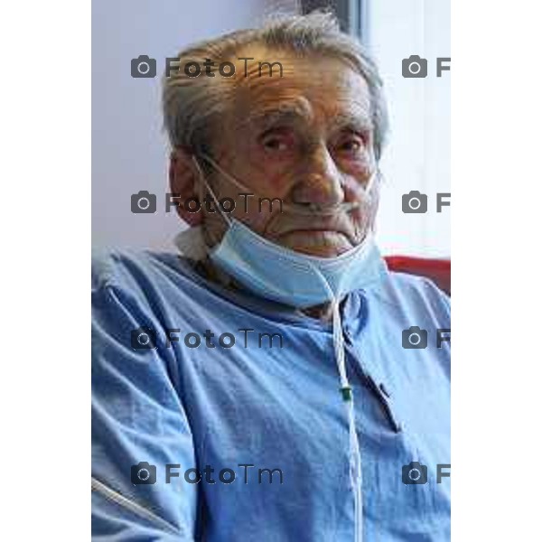 Foto Manzoni Tiziano/LaPresse 06-0- 023Bergamo Italia - Cronaca - Bergamo Ospedale Papa Giovanni lo staff medico con il paziente Livio Arnoldi dopo l\'intervento