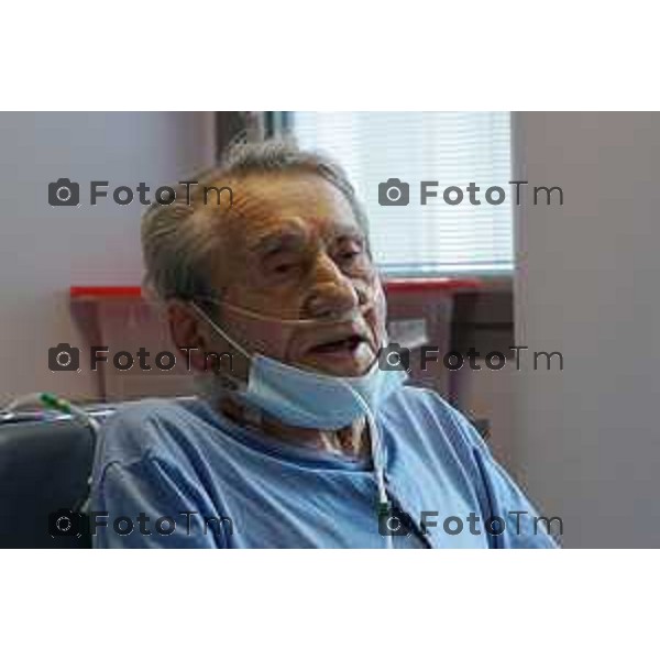 Foto Manzoni Tiziano/LaPresse 06-0- 023Bergamo Italia - Cronaca - Bergamo Ospedale Papa Giovanni lo staff medico con il paziente Livio Arnoldi dopo l\'intervento