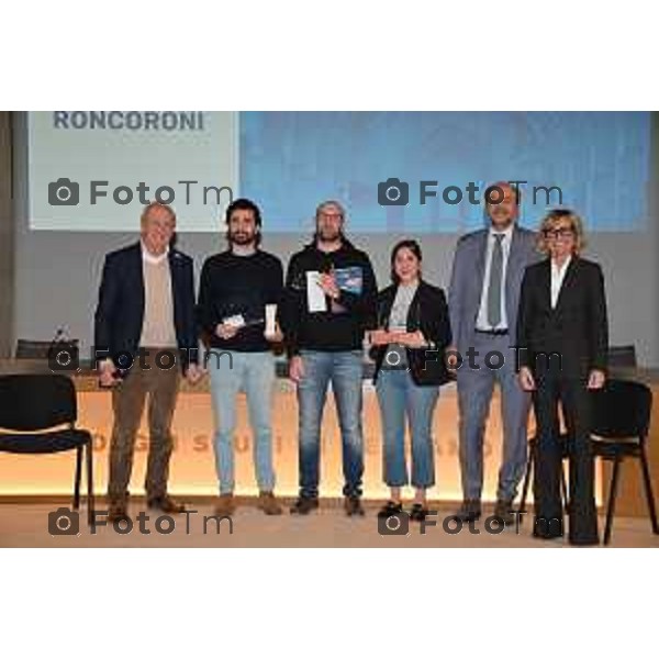 Tiziano Manzoni/LaPresse 07-03- 2023 Bergamo, Italia Cronaca Bergamo Concorso letterario uni bg Luberg i vincitori dell’edizione 2022-23. da sx Franco Brevini Mirco Roncoroni primo class Pietro Glauco Allevi e la rappresentane di Francesca Moavero Il Rettore Cavallieri e la direttrice del concorso.