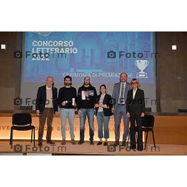 Tiziano Manzoni/LaPresse 07-03- 2023 Bergamo, Italia Cronaca Bergamo Concorso letterario uni bg Luberg i vincitori dell’edizione 2022-23. da sx Franco Brevini Mirco Roncoroni primo class Pietro Glauco Allevi e la rappresentane di Francesca Moavero Il Rettore Cavallieri e la direttrice del concorso