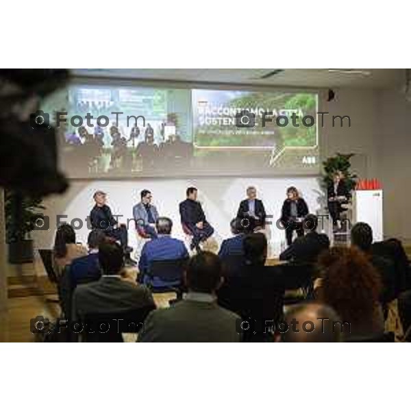 Live Talk ABB «Raccontiamo la città sostenibile. Per un’evoluzione dello spazio urbano.» Relatori: Stefano Boeri (urbanista e architetto), Giorgio Gori (sindaco di Bergamo), Guido Davoglio (partner e technical director di Tesker), Gianluca Lilli (senior vice president di ABB Italia), Maria Cristina Papetti (head of global sustainability di Enel Grids). Moderatrice: Lavinia Spingardi (Sky TG24). Bergamo, 22 febbraio 2023.