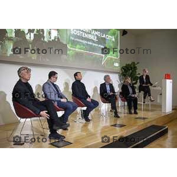 Live Talk ABB «Raccontiamo la città sostenibile. Per un’evoluzione dello spazio urbano.» Relatori: Stefano Boeri (urbanista e architetto), Giorgio Gori (sindaco di Bergamo), Guido Davoglio (partner e technical director di Tesker), Gianluca Lilli (senior vice president di ABB Italia), Maria Cristina Papetti (head of global sustainability di Enel Grids). Moderatrice: Lavinia Spingardi (Sky TG24). Bergamo, 22 febbraio 2023.