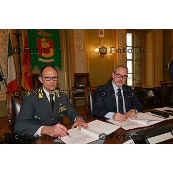 Foto Manzoni Tiziano/LaPresse 22.03-2023Bergamo Italia - Cronaca - Palazzo della Provincia, Pasquale Gandolfi e comandnate gdf Marco Filipponi firmano il Protocollo di intesa vigilanza riguardante le opere pubbliche, i servizi e gli incentivi connessi alla realizzazione del PNRR.