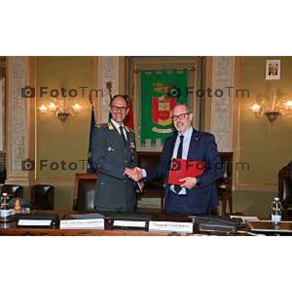 Foto Manzoni Tiziano/LaPresse 22.03-2023Bergamo Italia - Cronaca - Palazzo della Provincia, Pasquale Gandolfi e comandnate gdf Marco Filipponi firmano il Protocollo di intesa vigilanza riguardante le opere pubbliche, i servizi e gli incentivi connessi alla realizzazione del PNRR.