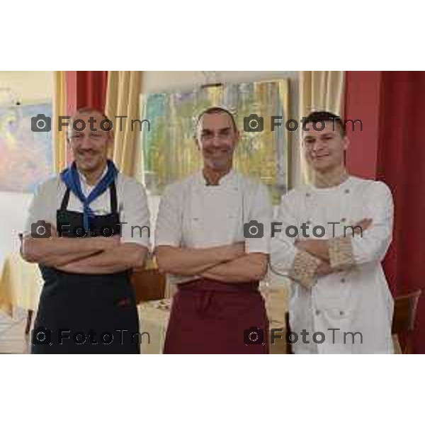 Almenno san bartolomeo (BG) ristorante collina nuova ricetta "casoncello bergmasco dolce" nella foto da sinistra Lo cheff Cornali Mario- Giovanni Beretta e il secondo cheff Michele Capelli foto Tiziano Manzoni-fotogramma Bergamo