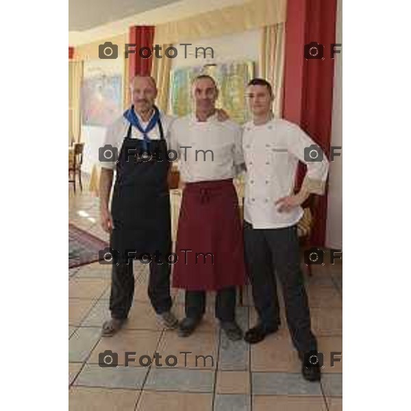 Almenno san bartolomeo (BG) ristorante collina nuova ricetta "casoncello bergmasco dolce" nella foto da sinistra Lo cheff Cornali Mario- Giovanni Beretta e il secondo cheff Michele Capelli foto Tiziano Manzoni-fotogramma Bergamo