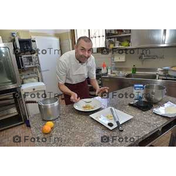 Almenno san bartolomeo (BG) ristorante collina nuova ricetta "casoncello bergmasco dolce" nella foto il pasticcere Giovanni Beretta, nella preparazione della nuova ricetta dolce casoncello bergamaco foto Tiziano Manzoni-fotogramma Bergamo