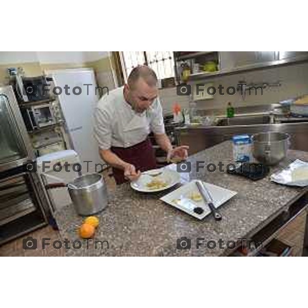 Almenno san bartolomeo (BG) ristorante collina nuova ricetta "casoncello bergmasco dolce" nella foto il pasticcere Giovanni Beretta, nella preparazione della nuova ricetta dolce casoncello bergamaco foto Tiziano Manzoni-fotogramma Bergamo