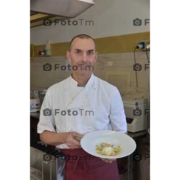 Almenno san bartolomeo (BG) ristorante collina nuova ricetta "casoncello bergmasco dolce" nella foto il pasticcere Giovanni Beretta, nella preparazione della nuova ricetta dolce casoncello bergamaco foto Tiziano Manzoni-fotogramma Bergamo