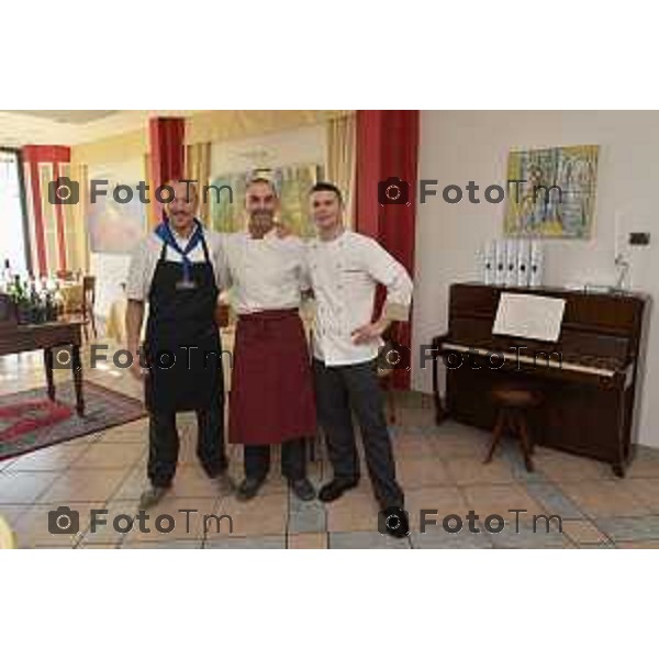 Almenno san bartolomeo (BG) ristorante collina nuova ricetta "casoncello bergmasco dolce" nella foto da sinistra Lo cheff Cornali Mario- Giovanni Beretta e il secondo cheff Michele Capelli foto Tiziano Manzoni-fotogramma Bergamo