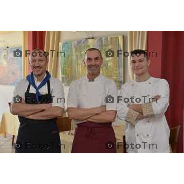 Almenno san bartolomeo (BG) ristorante collina nuova ricetta "casoncello bergmasco dolce" nella foto da sinistra Lo cheff Cornali Mario- Giovanni Beretta e il secondo cheff Michele Capelli foto Tiziano Manzoni-fotogramma Bergamo