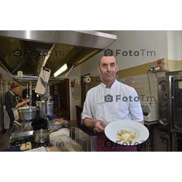 Almenno san bartolomeo (BG) ristorante collina nuova ricetta "casoncello bergmasco dolce" nella foto il pasticcere Giovanni Beretta, nella preparazione della nuova ricetta dolce casoncello bergamaco foto Tiziano Manzoni-fotogramma Bergamo