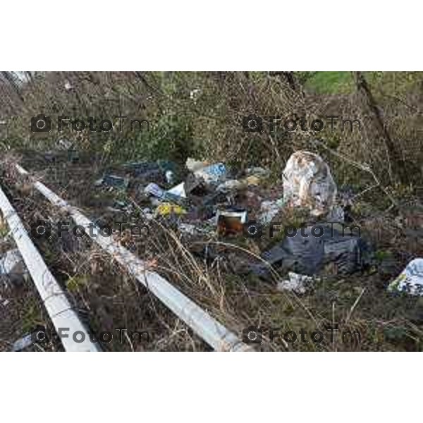 Bonate Sopra (BG) rifiuti abbandonati sull\'asse interurbano foto Tiziano Manzoni-fotogramma Bergamo