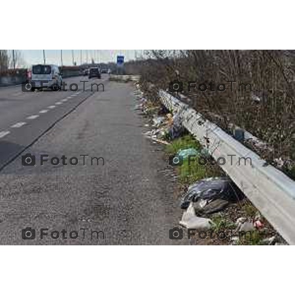 Bonate Sopra (BG) rifiuti abbandonati sull\'asse interurbano foto Tiziano Manzoni-fotogramma Bergamo