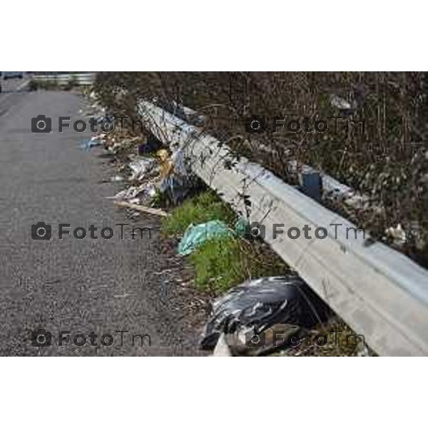 Bonate Sopra (BG) rifiuti abbandonati sull\'asse interurbano foto Tiziano Manzoni-fotogramma Bergamo