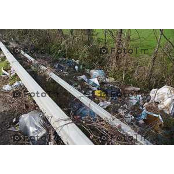 Bonate Sopra (BG) rifiuti abbandonati sull\'asse interurbano foto Tiziano Manzoni-fotogramma Bergamo