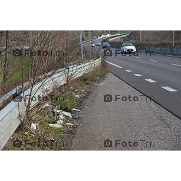 Bonate Sopra (BG) rifiuti abbandonati sull\'asse interurbano foto Tiziano Manzoni-fotogramma Bergamo