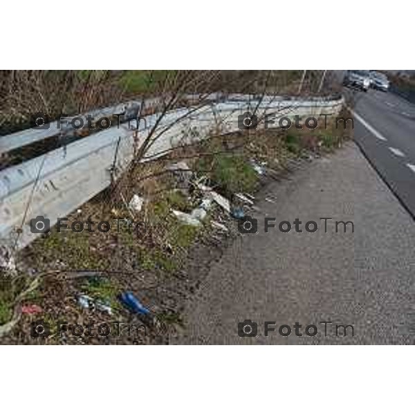 Bonate Sopra (BG) rifiuti abbandonati sull\'asse interurbano foto Tiziano Manzoni-fotogramma Bergamo