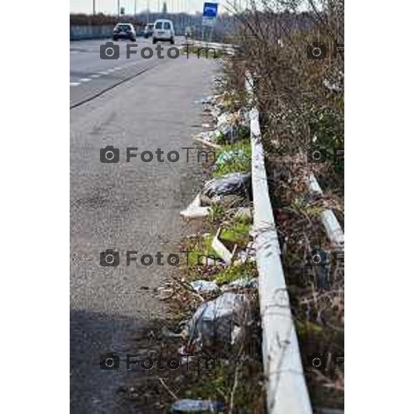 Bonate Sopra (BG) rifiuti abbandonati sull\'asse interurbano foto Tiziano Manzoni-fotogramma Bergamo