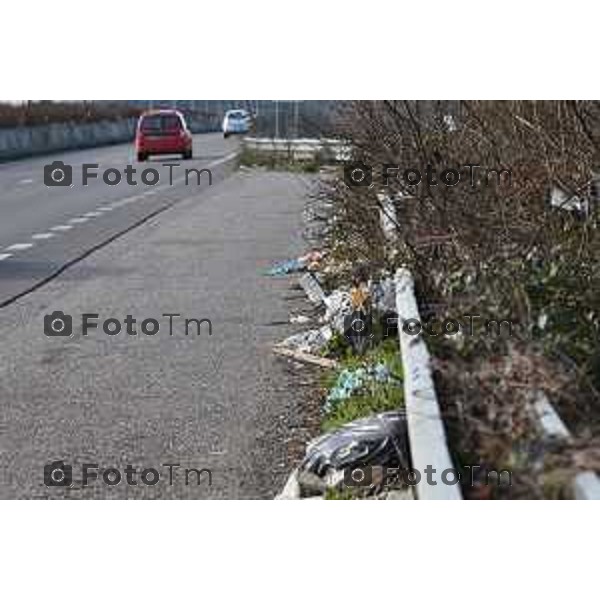 Bonate Sopra (BG) rifiuti abbandonati sull\'asse interurbano foto Tiziano Manzoni-fotogramma Bergamo